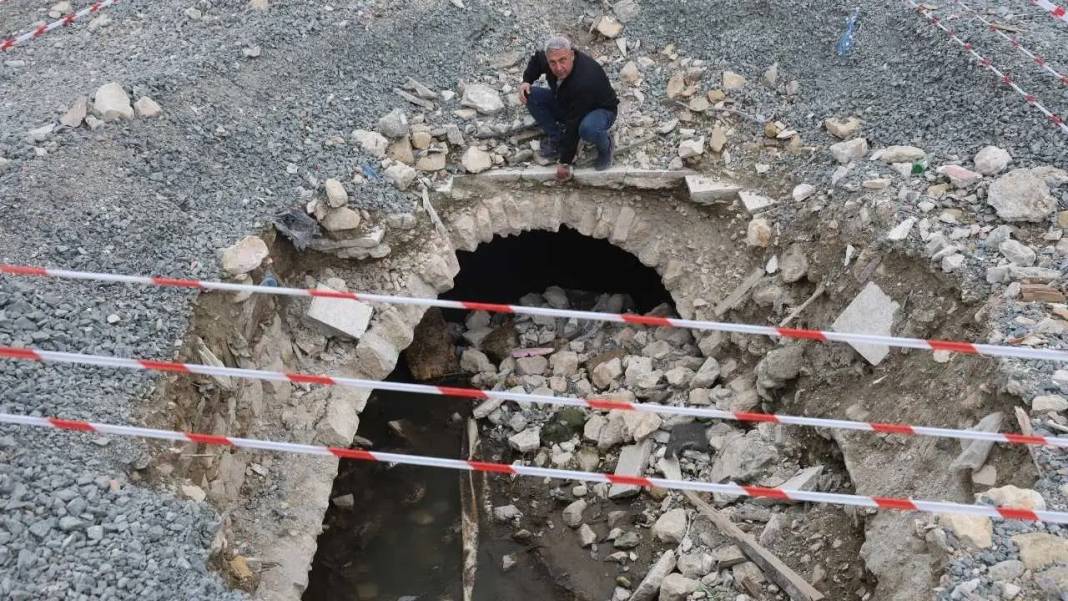 Hatay’da Depremde Yıkılan Binanın Altından Tarihi Su Kanalı Çıktı! 5